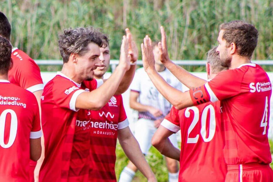 Jubelnde Spieler der ersten Mannschaft der SG Reichenau Waldsiedlung am 12.10.2025 beim 0:5 Sieg gegen den Hattinger SV.